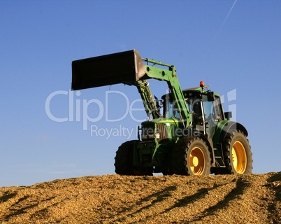 Traktor auf Mais für Biogas