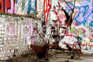 graffiti with rusty tool / Graffiti und Maschine