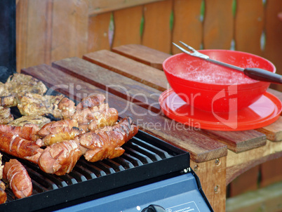 Fleisch und Wurst auf dem Grill