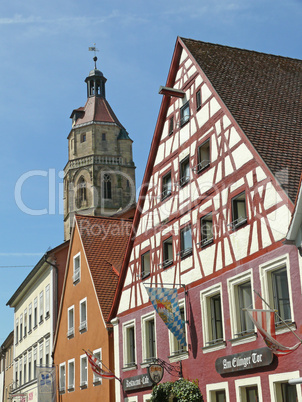 Fachwerkhaus und Kirche in Weißenburg
