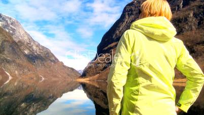 Eine Frau am Fjord
