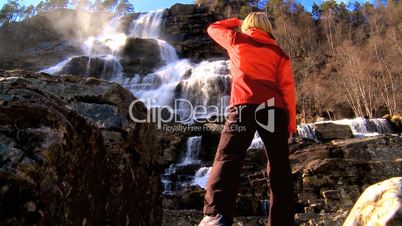 Frau am Wasserfall