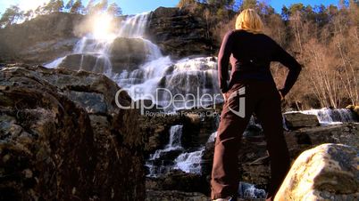 Frau am Wasserfall
