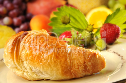 Croissant und Früchte