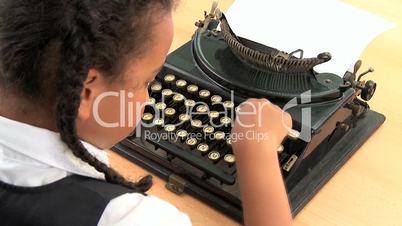 Ein Mädchen an der Schreibmaschine