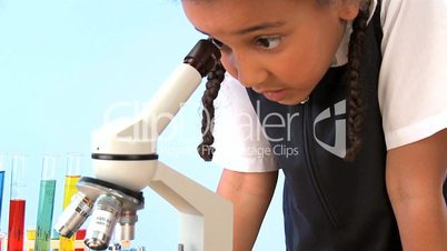 Ein Mädchen und das Mikroskop