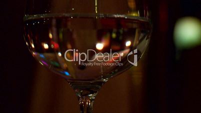 Glas Weißwein mit Spiegelung