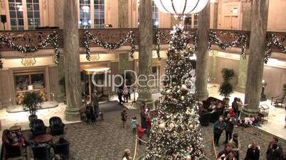 Weihnachtsbaum im Eingangsbereich