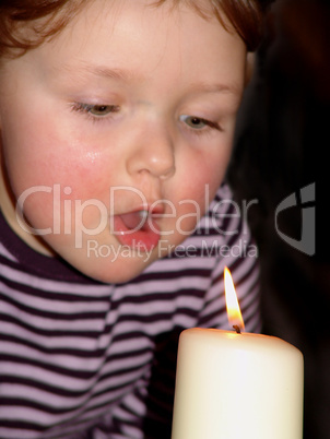 Kind und Kerze