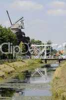 Klappbrücke und Windmühle in Westgroßefehn