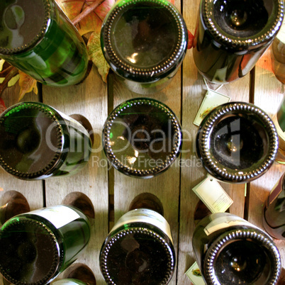 Rüttelbrett mit Flaschen / Old riddling rack, wine rack