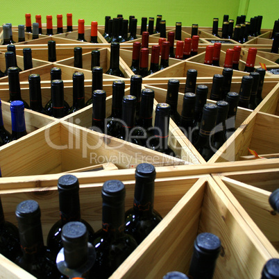 Weinregal / shelf with wine bottles
