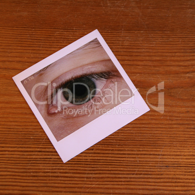 eye picture / Auge auf Tisch