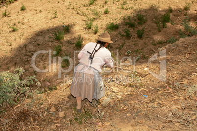 Bäuerin bei Feldarbeit, Südamerika