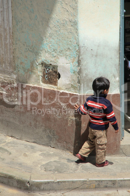 Kind auf Straße, Peru
