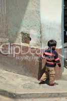 Kind auf Straße, Peru