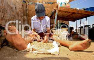 Frau sortiert Bohnen, Armut in Südamerika