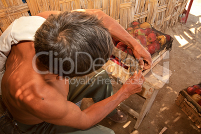 Mann verpackt Früchte, Peru