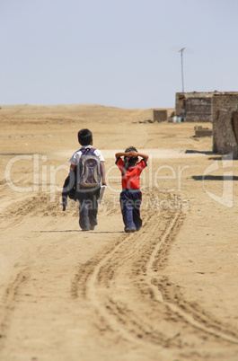 Schulkinder in Wüste
