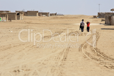 Schulkinder in Wüste