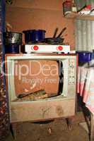 Fernseher als Schrank in Küche