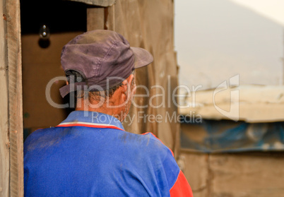 Mann in Slums von Lima, Peru