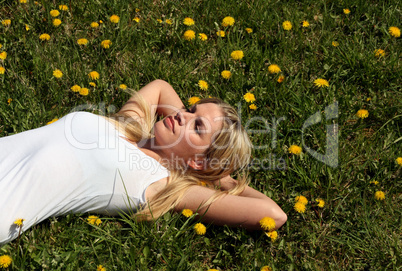 Frau auf Wiese / Woman lying on grass