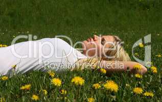 Frau auf Wiese / Woman lying on grass