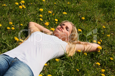 Frau auf Wiese / Woman lying on grass