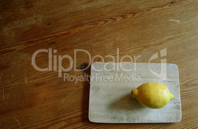 Zitrone auf Tisch