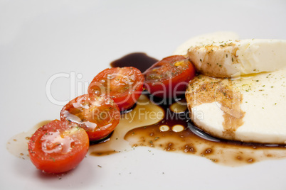 Tomate Mozarella mit Olivenöl und Balsamico