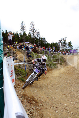 Downhill Mountainbiker in der Kurve