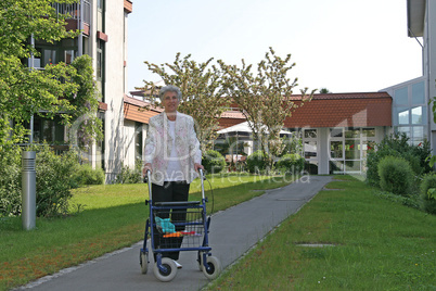 Alte Frau mit Rollator