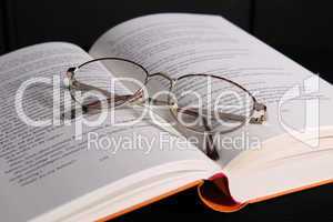 Buch und Brille