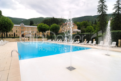 Chateau in der Provence mit Pool