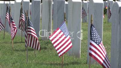 Amerikanische Flaggen vor Soldatengräbern
