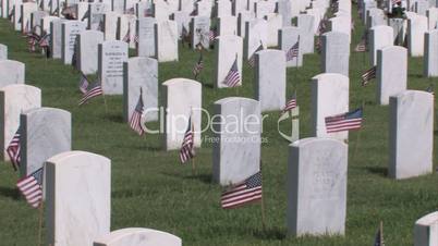 Schwenk über einen Veteranen Friedhof