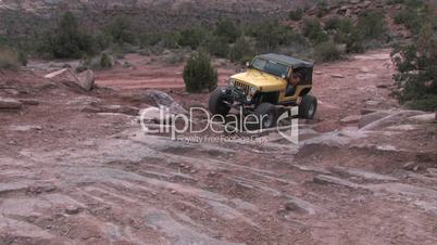 Jeep fährt einen Hügel hoch