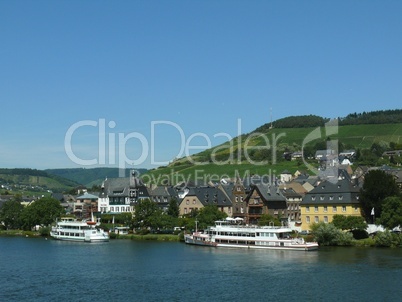 Schiffe auf der Mosel bei Traben-Trarbach