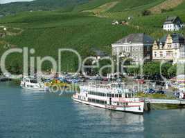 Schiff auf der Mosel bei Bernkastel-Kues