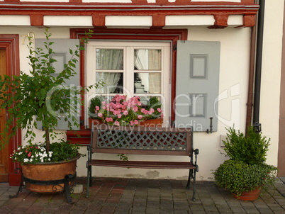 Bank und Blumenfenster in Bernkastel-Kues