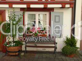 Bank und Blumenfenster in Bernkastel-Kues