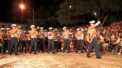 Parade mit uniformierten Soldaten der Marine