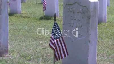 Memorial Day; amerikanische Flaggen vor Soldatengräbern