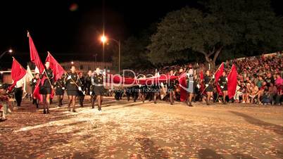 Parade mit mexikanischen Flaggen bei Nacht