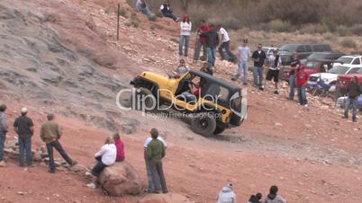 Jeep fährt einen steilen Berg hoch