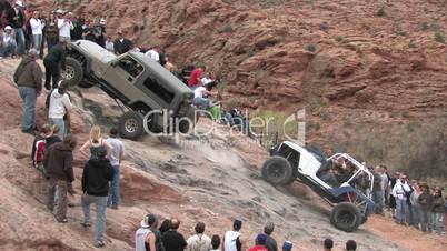Zwei Jeeps fahren einen steilen Berg hoch
