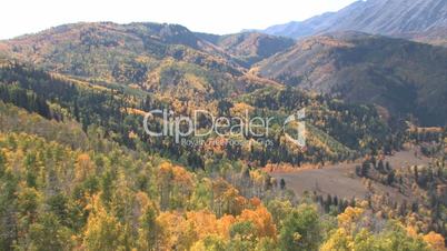 Hügellandschaft in leuchtenden Herbstfarben