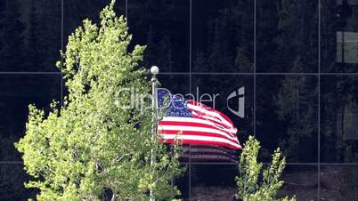 Amerikanische Flagge vor einem Hotel in den Bergen