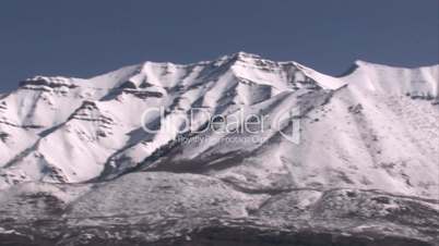 Schneebedeckte Berglandschaft unter blauem Himmel